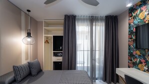 A modern bedroom with a bed, bedside table, and a wardrobe. - Hotel Perla Del Sur (Torremolinos)