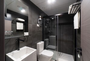 Quarto casal standard | Banheiro | Chuveiro, chuveiro com efeito de chuva, secador de cabelo