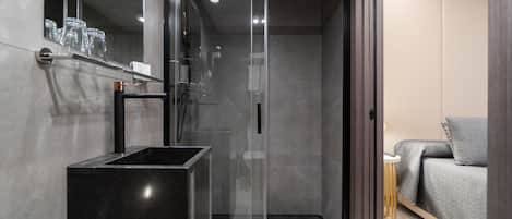 Chambre économique double | Salle de bain | Douche, douche cascade, séchoir à cheveux, serviettes fournies