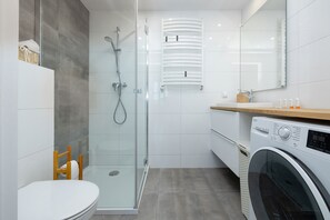 Dusche, Haartrockner, Handtücher, Shampoo