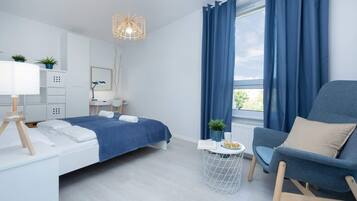 2 habitaciones, escritorio, tabla de planchar con plancha y wifi