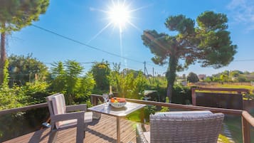 Family Villa, 2 Bedrooms, 2 Bathrooms (Villa Revita Kourouta beach) | Outdoor dining