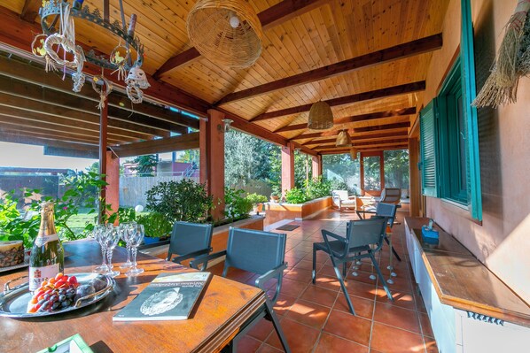 Outdoor dining - Villa Revita Kourouta Beach (Ilida)
