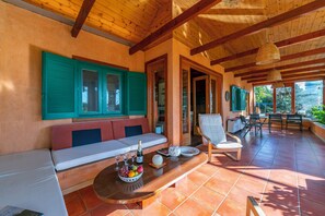 วิลล่าสำหรับครอบครัว, หลายห้องนอน, 2 ห้องน้ำ (Villa Revita Kourouta beach) | ลานระเบียง/นอกชาน