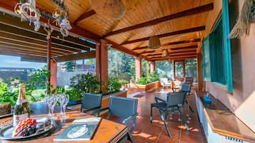 Family Villa, 2 Bedrooms, 2 Bathrooms (Villa Revita Kourouta beach) | Outdoor dining