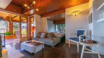 Vila família, 2 quartos, 2 banheiros (Villa Revita Kourouta beach) | Sala de estar | TV de tela plana 21 polegadas com canais via satélite, TV, lareira