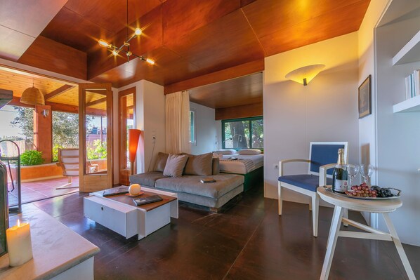 Villa familiar, 2 habitaciones, 2 baños (Villa Revita Kourouta beach) | Sala de estar | Televisión de pantalla plana de 21 pulgadas con canales vía satélite 