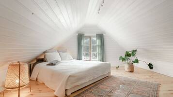 3 bedrooms, travel cot, free WiFi, bed sheets