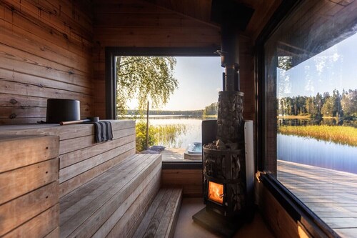 Beautifully renovated red cottage by the lake