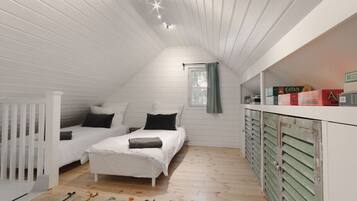 3 bedrooms, travel cot, free WiFi, bed sheets