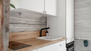 Jääkaappi, mikroaaltouuni, uuni, liesi