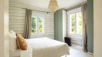 3 bedrooms, travel crib, free WiFi, bed sheets