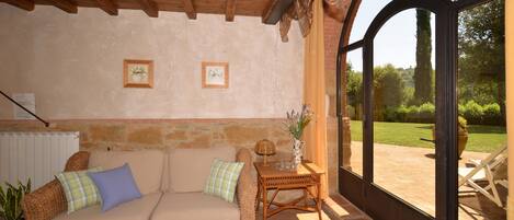 21-inch TV with digital channels, fireplace