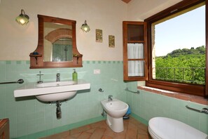 Family Villa, Multiple Bedrooms, Mountainside (Villa Casacheta) | Bathroom