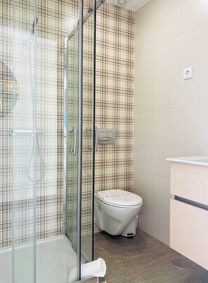 Combined shower/bathtub