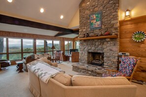 Fernseher, Kamin, Bücher