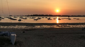 A beach with boats and a clear sky during sunset. - Comfortable house in Portnavalo by the sea (Arzon)