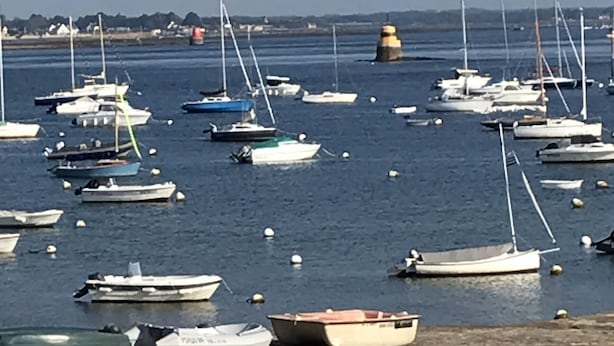 A marina with various boats docked. - Comfortable house in Portnavalo by the sea (Arzon)
