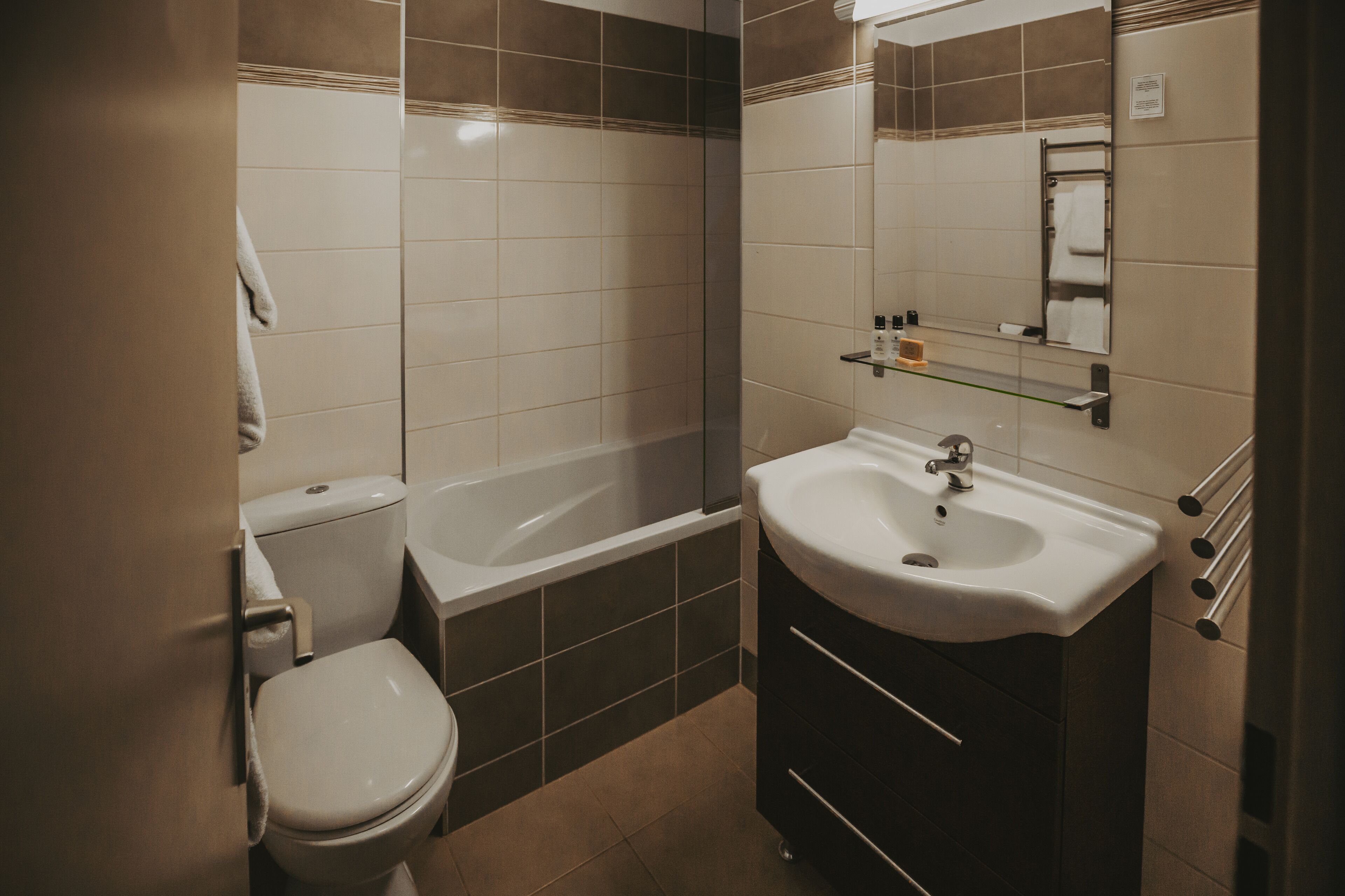 Un baño con inodoro, bañera y lavabo.
