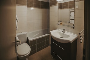 Ducha y bañera combinadas y artículos de higiene personal gratuitos