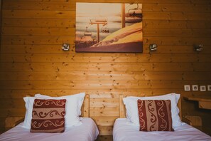 Desk, laptop workspace, blackout drapes, iron/ironing board - Hôtel Les Grangettes (Les Allues)