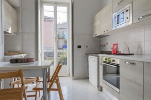 Een koelkast, een microgolfoven, een oven, een vaatwasser
