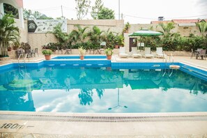 สระว่ายน้ำกลางแจ้ง