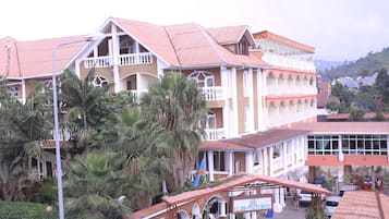 Vista frontal de la propiedad