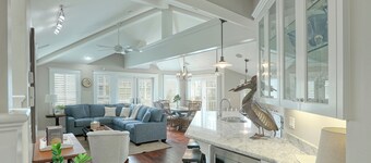 Avila Good Life - A luxury 2 Bdrm condo 3 houses from beach with ocean views