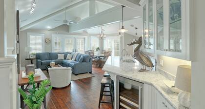 Avila Good Life - A luxury 2 Bdrm condo 3 houses from beach with ocean views