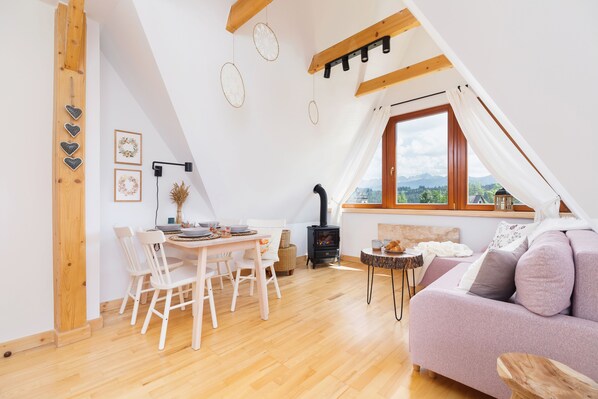 Departamento, 1 habitación, cocina, vista a la montaña | Sala de estar | Chimenea y reproductor de DVD 