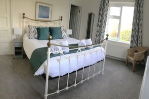 4 bedrooms, desk, iron/ironing board, free WiFi
