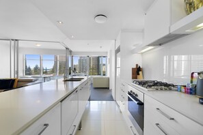 冰箱、微波炉、烤箱、炉灶