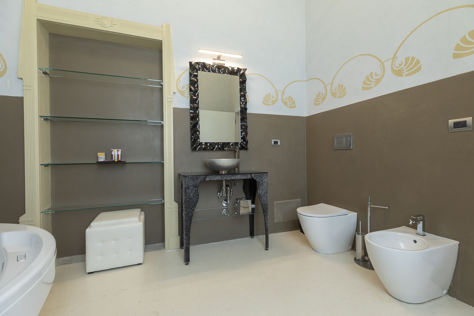 Bañera, bañera de hidromasaje, bidet, toallas