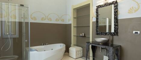 Bathtub, jetted tub, bidet, towels