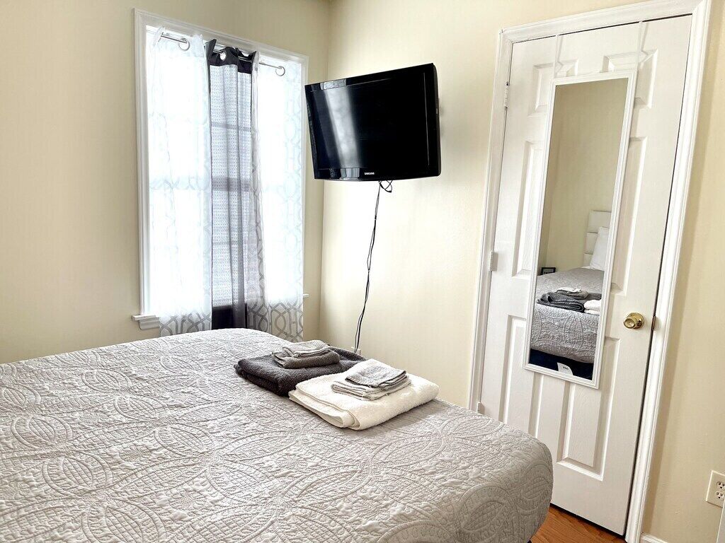 3 bedrooms, desk, iron/ironing board, travel crib