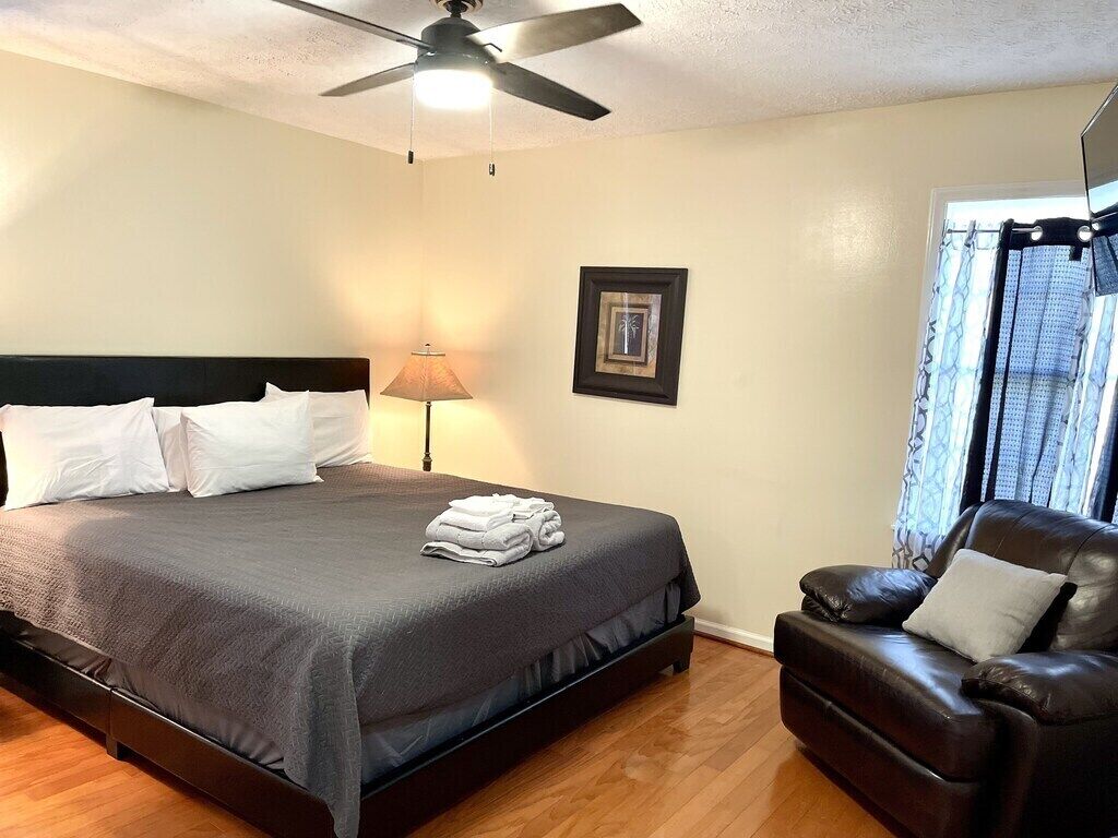 3 habitaciones, escritorio y tabla de planchar con plancha 