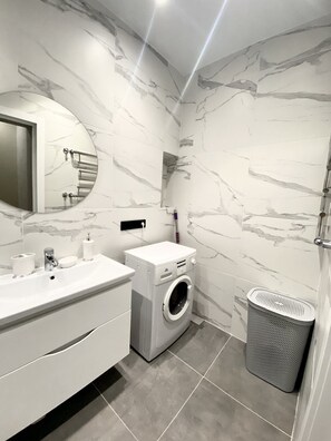 Combined shower/tub