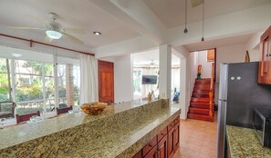 Jääkaappi, mikroaaltouuni, uuni, liesi