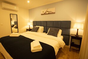 2 slaapkamers, een strijkplank/strijkijzer, internet, beddengoed