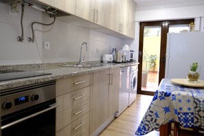 冷蔵庫、電子レンジ、オーブン、コンロ