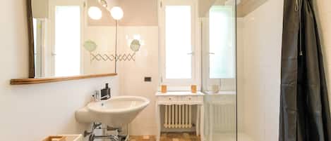 Family Villa, 3 Bedrooms, Mountainside (Villa Paola Tremezzo) | Bathroom