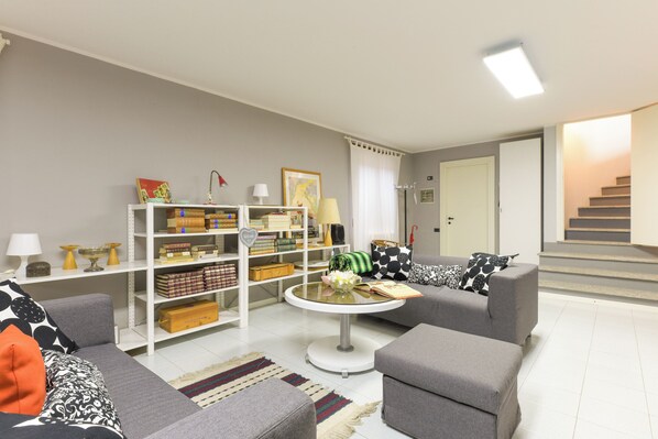 Family Villa, 3 Bedrooms, Mountainside (Villa Paola Tremezzo) | Living room | 21-inch TV with cable channels