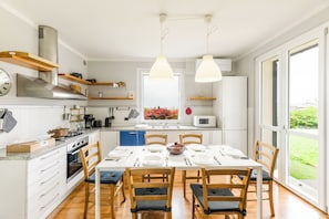 Villa familiale, 3 chambres, côté montagne (Villa Paola Tremezzo) | Cuisine privée | Réfrigérateur, four à micro-ondes, un four, surface de cuisson