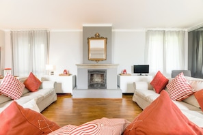 Villa familiale, 3 chambres, côté montagne (Villa Paola Tremezzo) | Salle de séjour | Téléviseur de 21 po avec télévision par câble