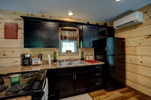 Signature Cabin, Mountain View | Private kitchen