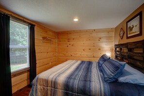 Signature Cabin, Mountain View | 2 bedrooms, individually decorated, individually furnished