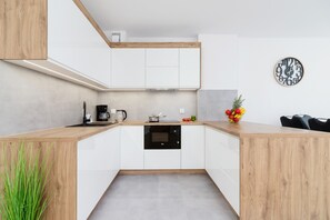 Mikroaaltouuni, astianpesukone, kahvin-/teenkeitin, syöttötuoli