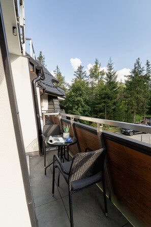 Huoneisto, 2 makuuhuonetta, parveke, vuoristonäköala | Parveke