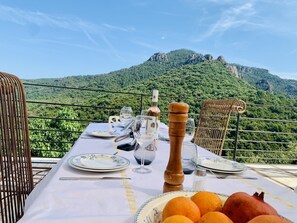 Outdoor dining - Nature, Pool, Sea. Luxury villa in the Estérel reserve (Fréjus)